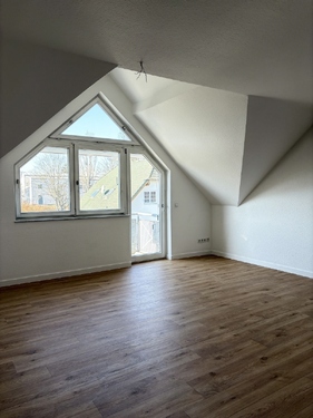 Wohnzimmer - Dachgeschoßwohnung mit 75,41 m&sup2; in Gotha zur Miete