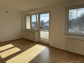 Wohnzimmer mit Balkon - Praktische 2,5 Zimmer Wohnung am Stadtpark
