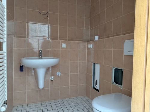 separates WC mit Waschmaschinenanschluss - 