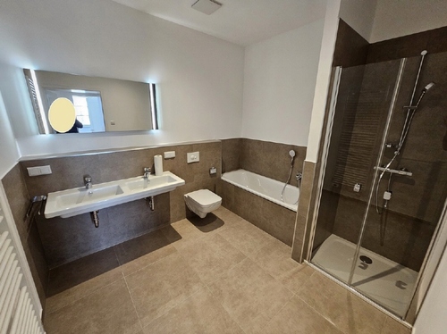 großes Badezimmer - 