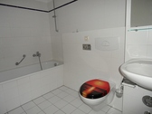 Badezimmer mit Fenster - 