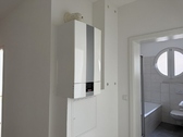 Flur mit Blick zum Badezimmer - 