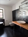 Badezimmer mit eingebautem Spiegelschrank - 