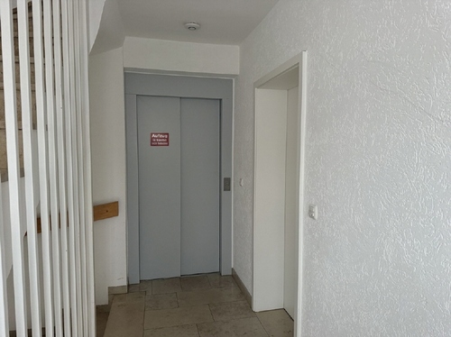 Hausflur mit Aufzug - 