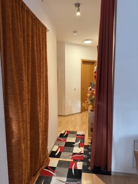 Flur mit Zugang zur Küche hinter dem Vorhang - 