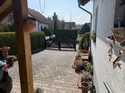 Carport und Einfahrt - 