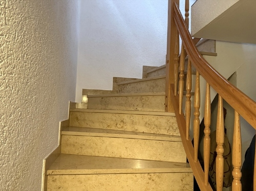 massive Steintreppe in den Keller führend - 