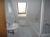 Bad mit Wanne und Dusche - 