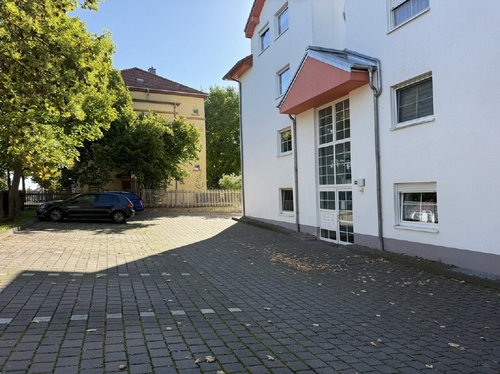Parkplätze vor dem Haus - 2 Zimmer Etagenwohnung in Gotha
