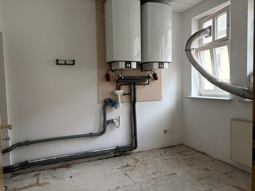 Lagerraum mit Zugang zur sanitären Anlage - 