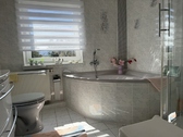 Badzimmer mit Wanne und Dusche - 