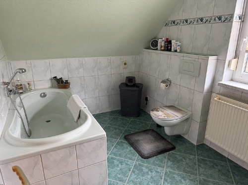Bad mit Wanne und Dusche - 