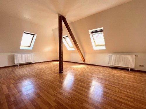 Tageslichtversorgtes Wohnzimmer - Wohnung sucht Mieter! - 575,00 EUR Kaltmiete, ca.  88,60 m² Wohnfläche