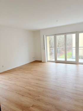 Wohnzimmer mit Balkon - 3 Zimmer Etagenwohnung in Gotha