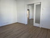 Wohnzimmer mit Schiebetüren - Perfekte Ausstattung - 900,00 EUR Kaltmiete, ca.  89,90 m² Wohnfläche