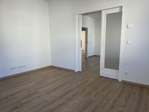 Wohnzimmer mit Schiebetüren - Perfekte Ausstattung - 900,00 EUR Kaltmiete, ca.  89,90 m² Wohnfläche