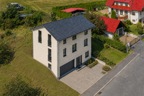 Außenansicht nacher neu KI-Visualisierung – unverbindliches Gestaltungsbeispiel. Ausstattung, Raumwirkung und tatsächliche Ausführung können abweichen. - 4 Zimmer Einfamilienhaus in Eisfeld