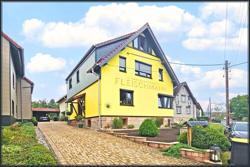 Außenansichten - Großzügiges Familienparadies mit 10 Zimmern, Gartenidylle und 3 Sonnenterrassen im schönen Hinternah