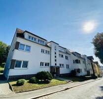 Neuer Fußboden und Wanne + Dusche! 2 Zimmer Wohnung in Langenberg - Gera