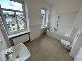 Bad - Modernisierte, helle 2 Zimmer Wohnung mit modernem Badezimmer!