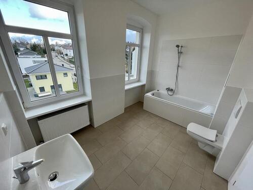 Bad - Modernisierte, helle 2 Zimmer Wohnung mit modernem Badezimmer!