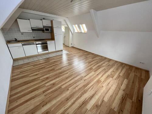 Wohnen - 2 Zimmer Dachgeschoßwohnung zur Miete in Pölzig