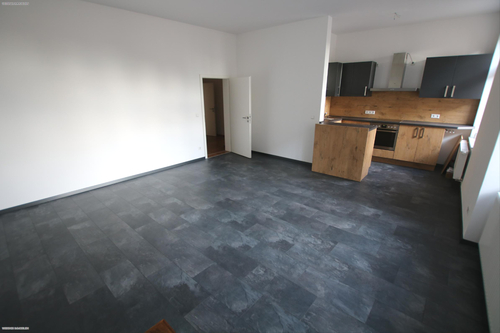 Wohnzimmer mit Küche - 3 Zimmer Etagenwohnung zur Miete in Gera