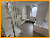 Bad - Moderne 3 Raum-Wohnung mit stylischem Bad mit Fenster, Dusche und Wanne.