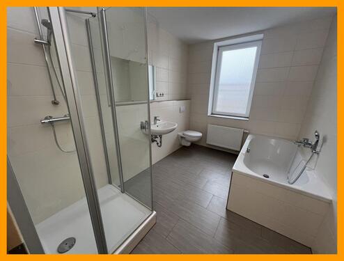 Bad - Moderne 3 Raum-Wohnung mit stylischem Bad mit Fenster, Dusche und Wanne.