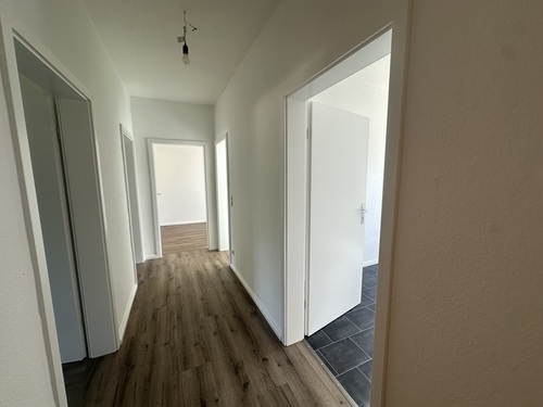Flur - Neu sanierte 3 Zimmer Wohnung mit Balkon und Wanne in Untermhaus!