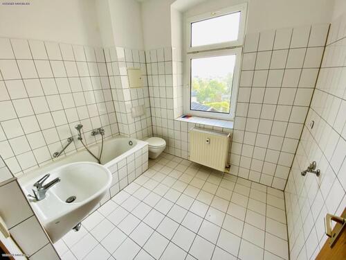 Bad mit Wanne - Mehrfamilienhaus, Wohnhaus mit 302,00 m&sup2; in Gera zum Kaufen