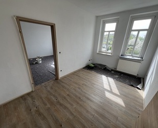 Erstbezug nach hochwertiger Sanierung! Charmante 2-Zimmer-Wohnung mit Balkon und Aussicht! - Gera