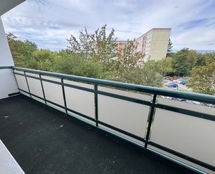 Gemütlich wohnen, großzügig genießen: 2-Raum-Wohnung mit Wintergarten in Gera-Bieblach!