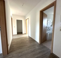 Mit Aufzug! 2-Raum-Whg. mit Balkon, Bad mit Wanne & Dusche! In der Geraer-Innenstadt!
