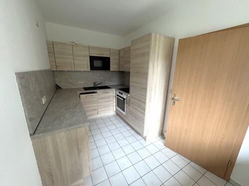 Küche - Wohnen mit Mehrwert: 2-Raum-Wohnung mit großzügigem Doppel-Wintergarten in Gera-Bieblach!