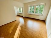 Wohn- & Esszimmer - Wohnen am Stadtwald! Idyllisch gelegene 3 Zimmer Wohnung mit PKW Stellplatz