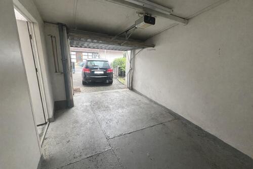Garage mit vorgelagertem Stellplatz - 
