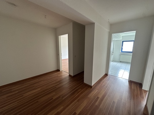 Flur - Etagenwohnung mit 71,76 m&sup2; in Gera zur Miete
