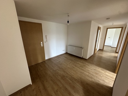 Flur - Dachgeschoßwohnung mit 76,00 m&sup2; in Gera zur Miete