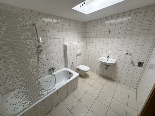 Bad - 3 Zimmer Dachgeschoßwohnung zur Miete in Gera