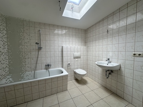 Bad - Blick über die Stadt! Gemütliche 3 Raum DG Wohnung mit großem Mietergarten.