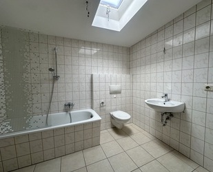 Blick über die Stadt! Gemütliche 3 Raum DG Wohnung mit großem Mietergarten. - Gera