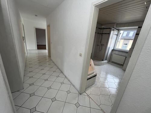 Flur Eingang Bad - 3 Zimmer Etagenwohnung in Gera