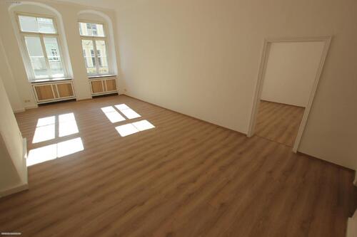 Wohnzimmer mit offener Küche - 