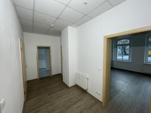 Flur - Erdgeschoßwohnung mit 66,52 m&sup2; in Gera zur Miete