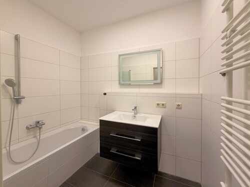 Bad - 4 Zimmer Dachgeschoßwohnung zur Miete in Gera