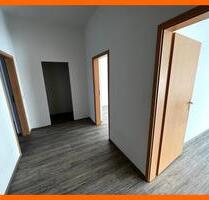 Neuer Boden, Wanne, Dusche, Aufzug und Balkon! Geräumige 2 Raum Wohnung - Gera