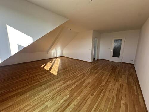 Wohnzimmer - 2 Zimmer Dachgeschoßwohnung zur Miete in Gera