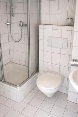 Badezimmer mit Duschkabine - 