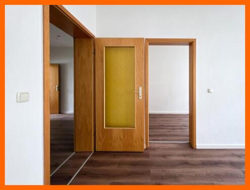 Wohnen - Modernisierte 2-Raum Wohnung mit Dusche! Neuer Fußboden!